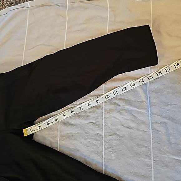 STUNNING LULULEMON SCALLOPED CROP LEGGINGS - Picture 5 of 9